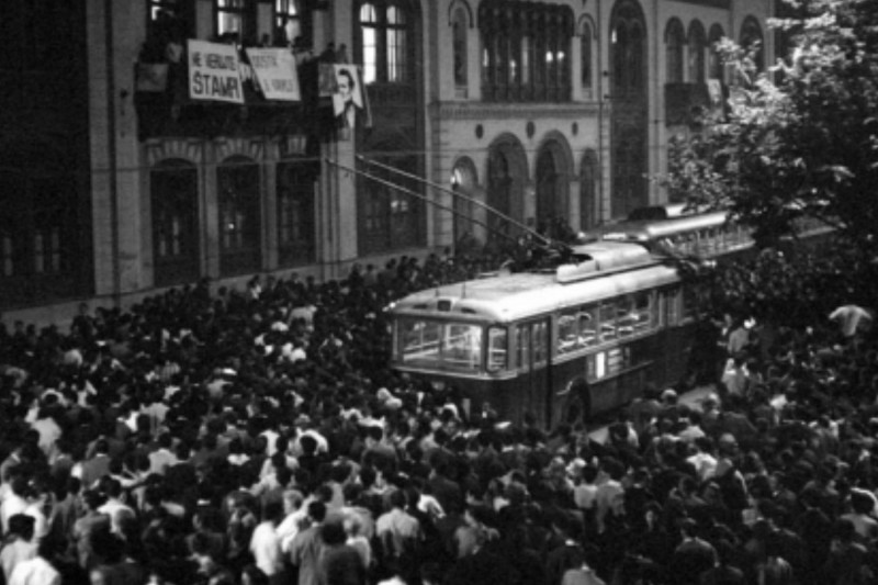 Sposobnost za konverziju bunta u podršku  manifestovaće se doduše  i  onadašnjoj Jugoslaviji. Ne kroz sposobnost sistema, već kroz političko lukavstvo neporecivog vodje J.B.Tita,  kojim će on utišati pobunjene  studenate u Beogradu